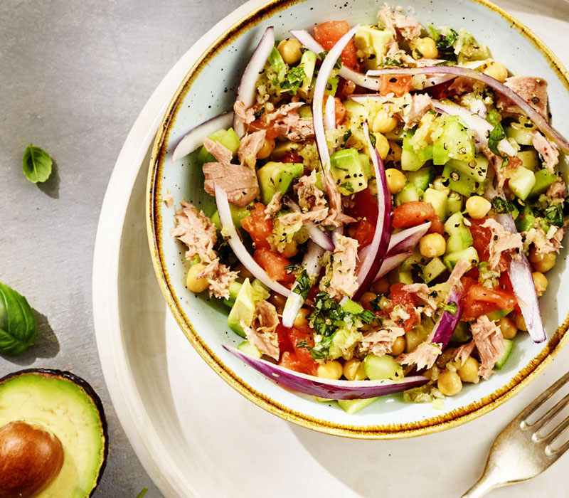 Sałatka z awokado, cieciorki i tuńczyka