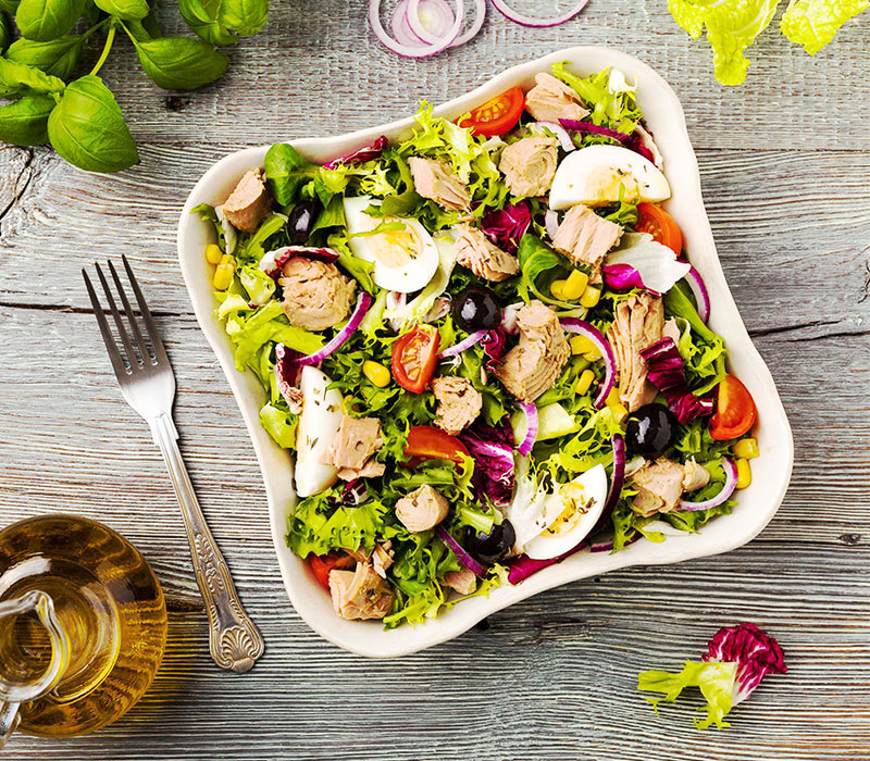 Sałatka z tuńczykiem, jajkiem i boczkiem