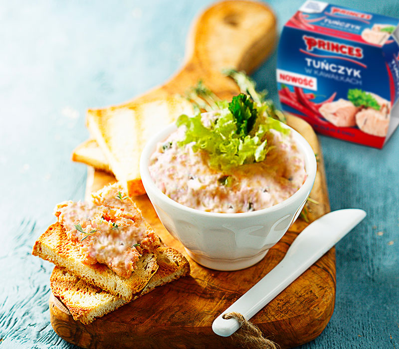 Tosty smarowane pastą z tuńczyka chilli