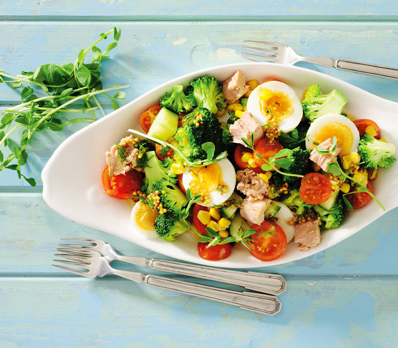 Chrupiąca sałatka brokułowa z jajkiem i tuńczykiem